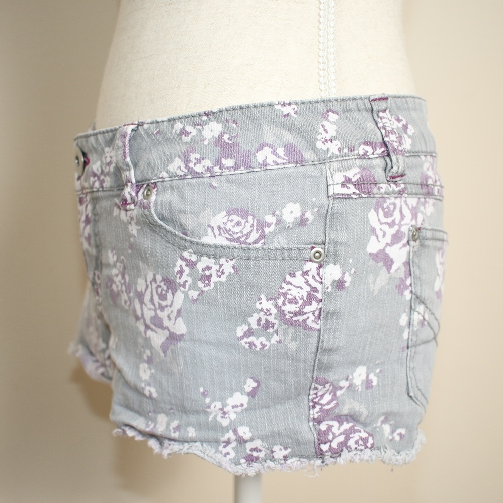 Mudd Gray Floral Low-Rise Denim Shorts - Picture 7 of 8